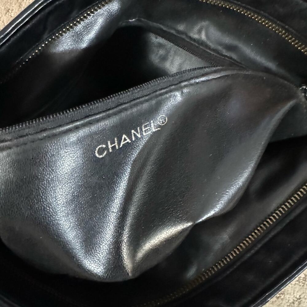 Vintage Chanel Tote- Lambskin Quilted Leather w/ CC Charm- - Picture 6 of 15